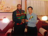 董事长与世界杰出华商协会名誉主席、赞比亚前副总统卢潘多·姆瓦佩亲切合影